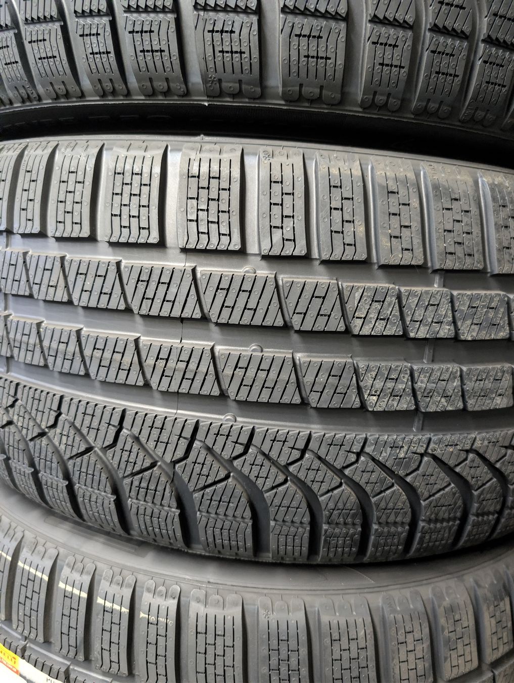 Pirelli Pneus & Roues: Winterreifen  – Neuf avec emballage d'origine à Dürrenäsch par Pneu-Idris 1
