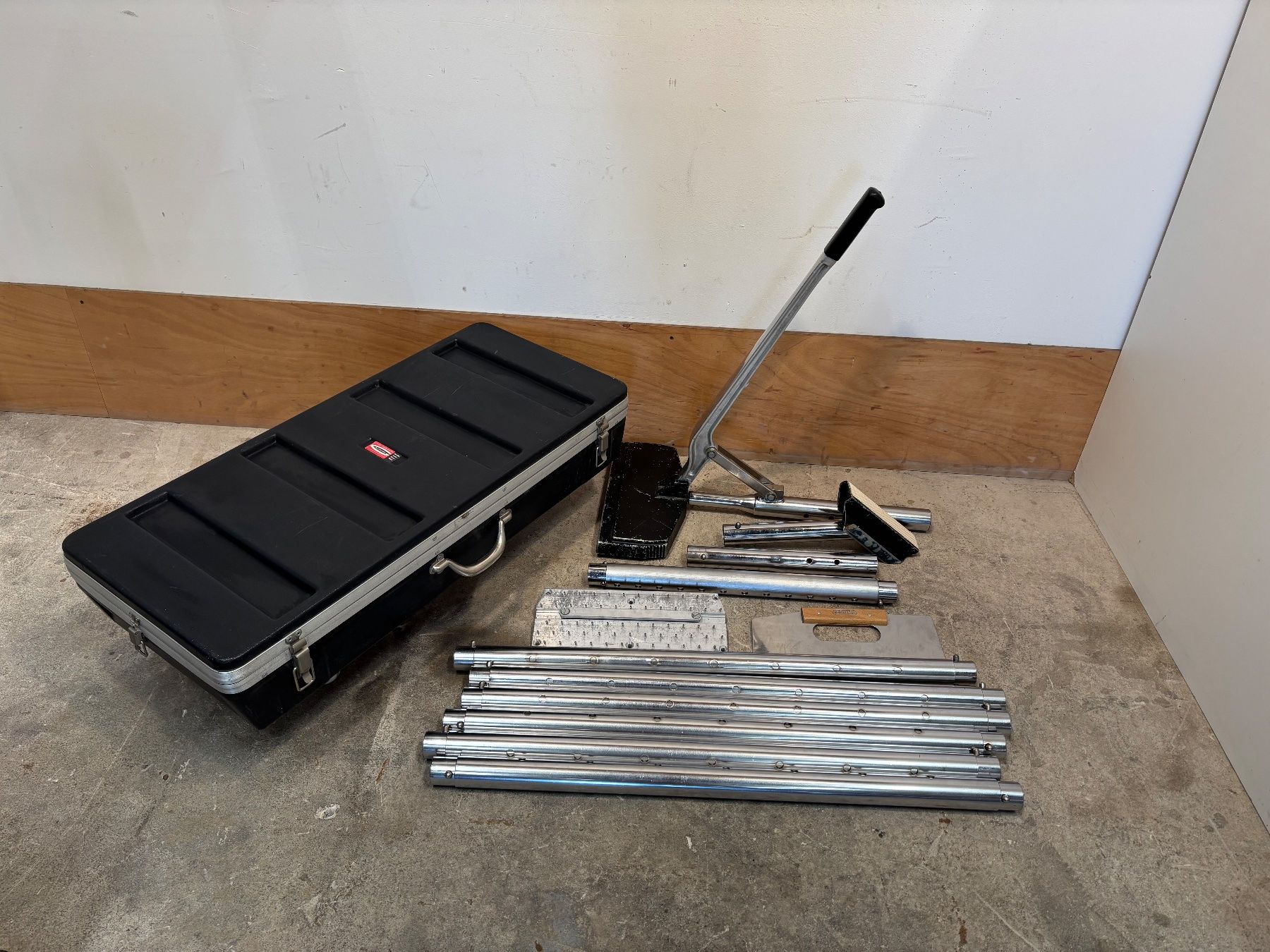 Tutti gli attrezzi: Beno J. Grundlach Teppichspanner Set XXL – Usato da Winterthur venduto da ReUse_Baumarkt