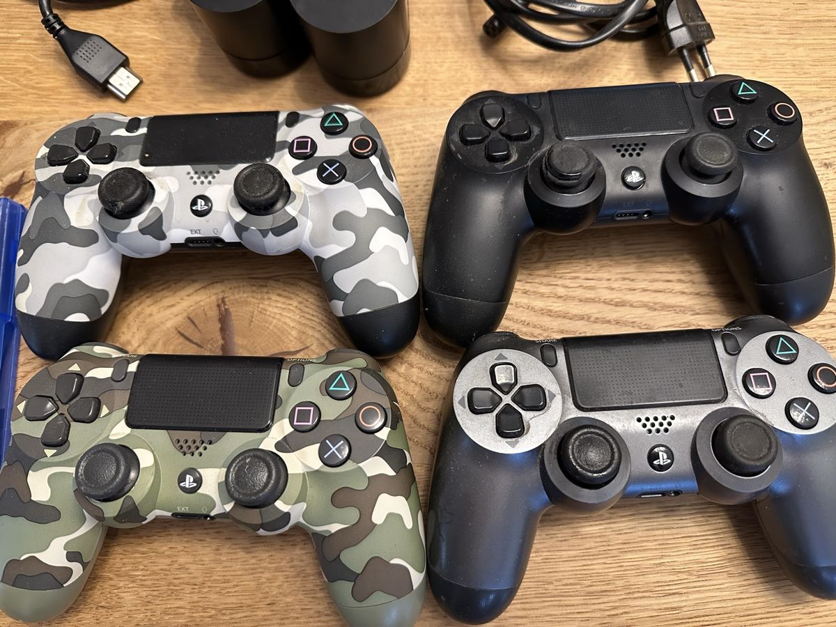 Sony Konsolen: Sony PS4 + 4 Controller + 3 Spiele + 2 Ladestationen – Gebraucht aus Zürich von mjay9211 1