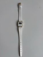 Vintage Digital Uhr "Fashion Quarz" mit weissem Band.
