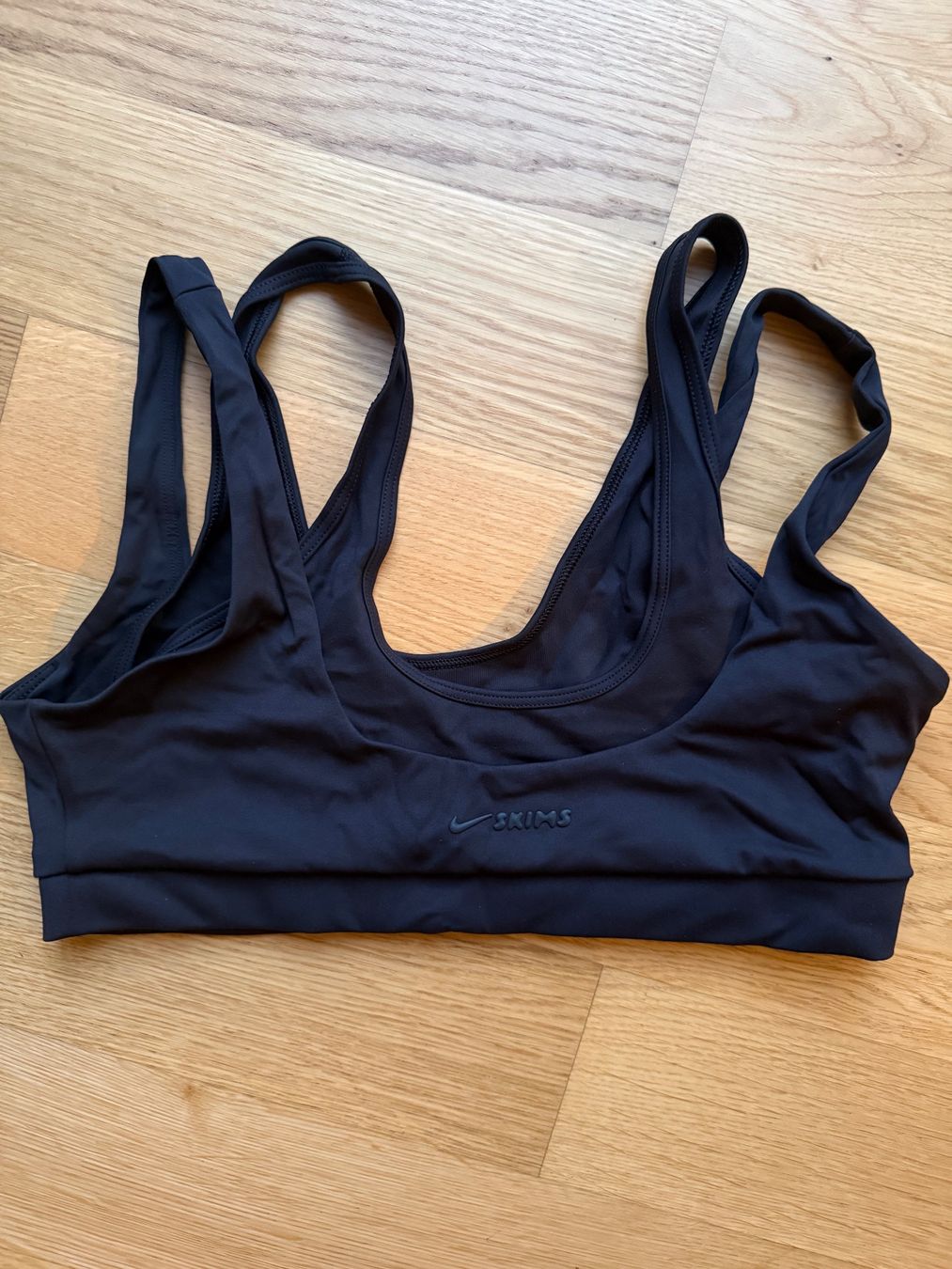 Skims Top: Skims Double Strap Scoop BH in L – Usato da Wetzikon ZH venduto da jas_66r8