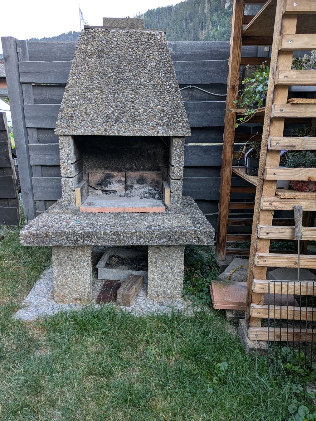 Grils: Garten Cheminée Beton mit Sitzbank – D'occasion à Danis par LordCarl 3