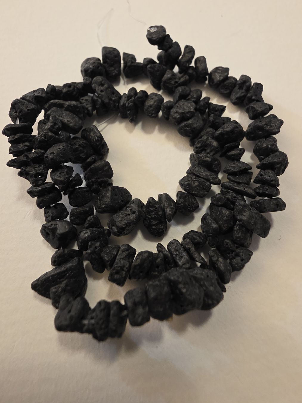 Mineralien & Heilsteine: Lava Splitter ca. 5-11mm. Strang – Neu und originalverpackt aus Menziken von Mirager