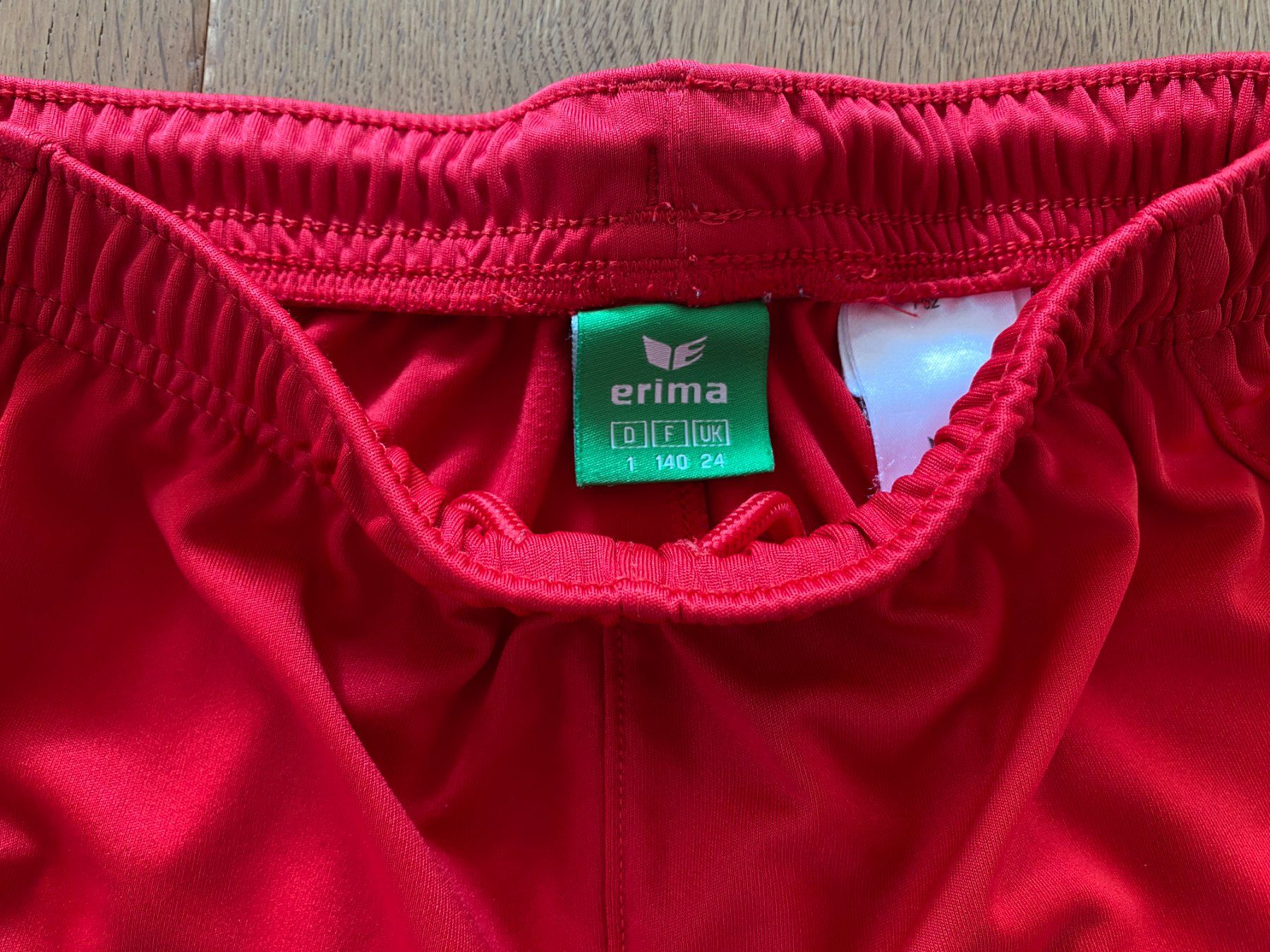 Erima Hosen: Sporthose, Erima, rot,  Gr. 140 – Gebraucht aus Oberkirch LU von HubRen 1