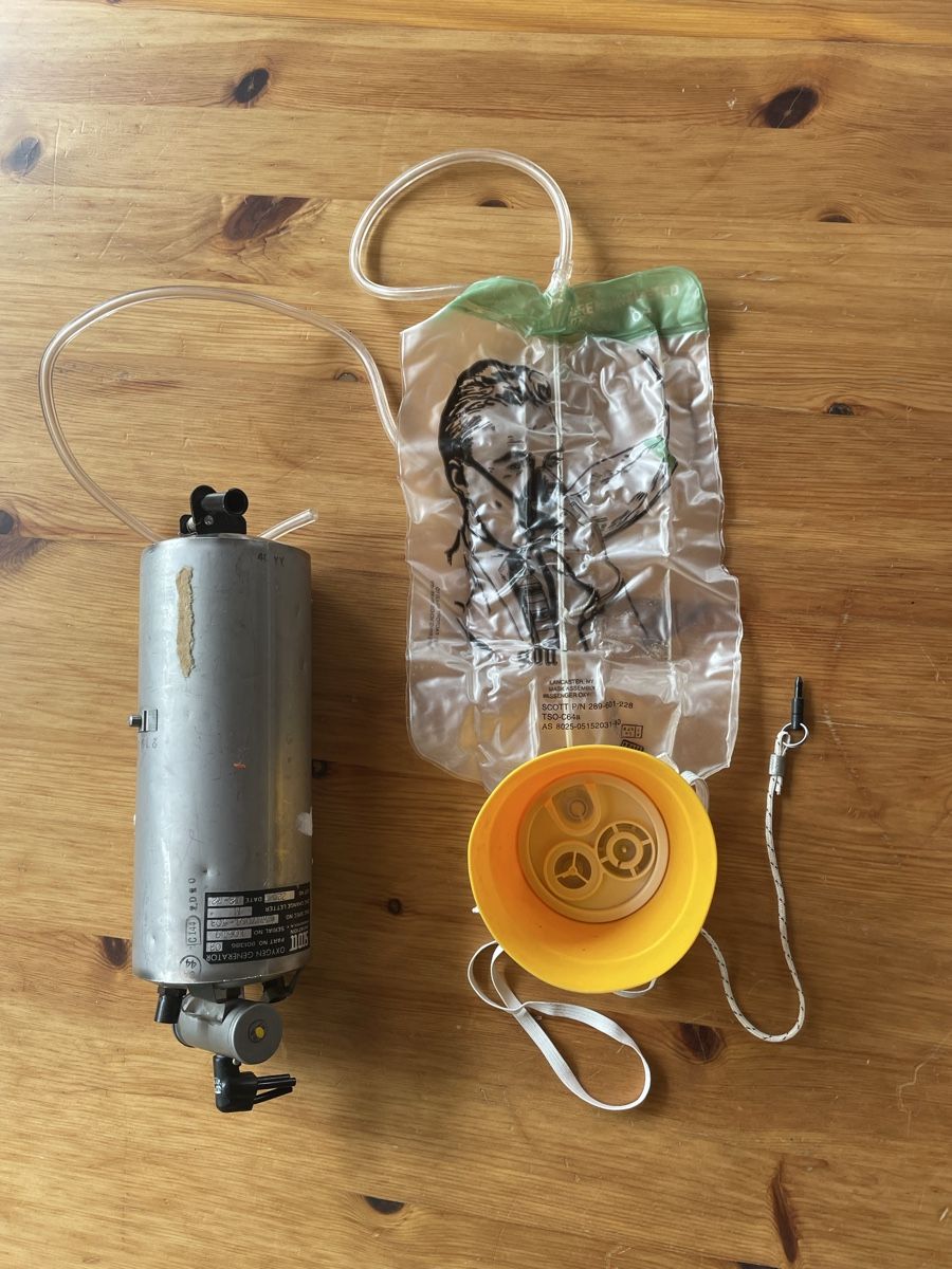 Misurare: Scott Flugzeug Sauerstoff Maske und Generator – Usato da Erlen venduto da Mirageiii