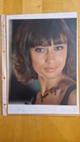 Olga Kurylenko (James Bond), Original Autogramm auf Foto