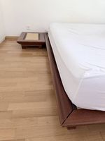 Lit bas design en bois massif