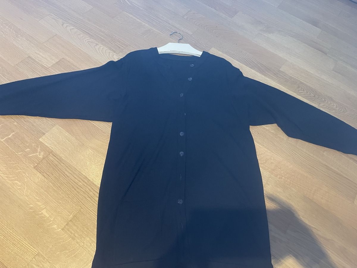 Maglioni & Felpe: Pullover dunkelblaue Strickjacke mit Taschen, Merinowolle – Usato da Rüschlikon venduto da Lajniii