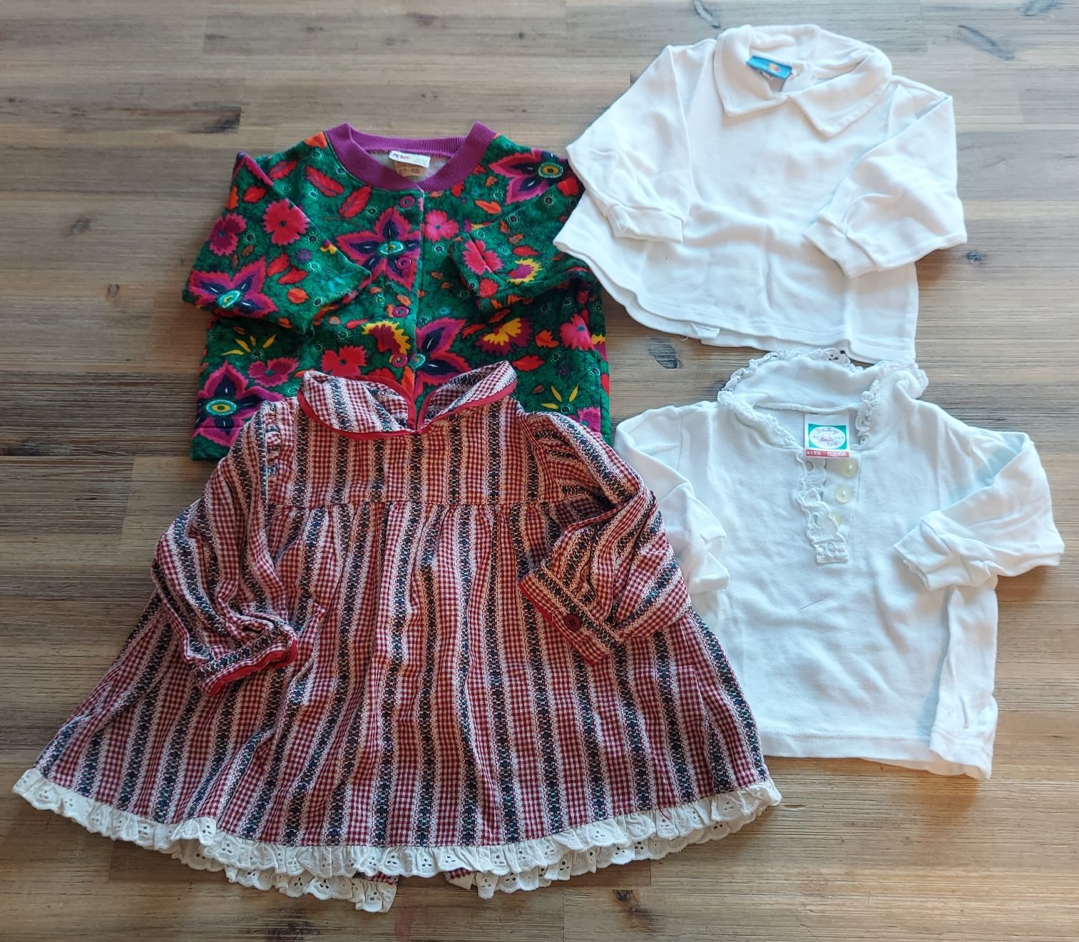 Lotti & Set di vestiti: Set 4 Mädchen Kleiderstücke Gr. 62/68 – Usato da Basel venduto da Sinibini86