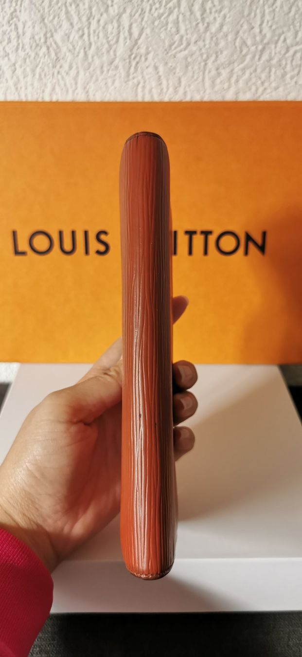 Louis Vuitton Portamonete: LV Epi Sara 2 Cards Wallet – Usato da Morges venduto da B.Nipawan 9