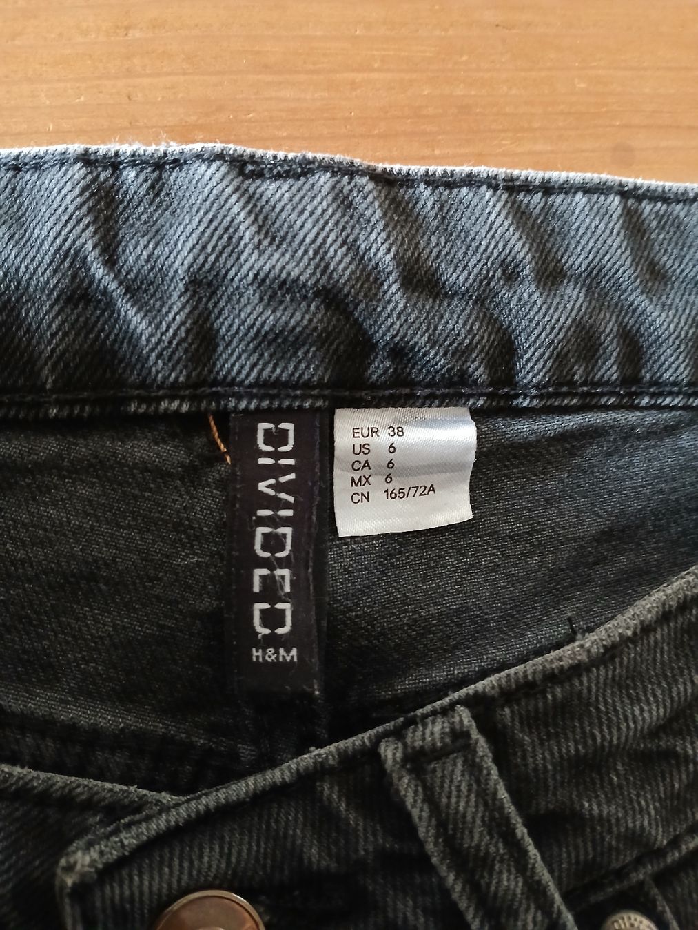 H&M Jeans: Schwarze H&M Divided Jeans Gr. 38 Destroyed Look – Usato da Solothurn venduto da Shanty.20 3