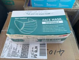 Chirurgische Gesichtsmasken und diverses Medical Schutzmat.