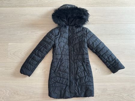 Jolie veste doudoune GUESS 8 ans noir avec fausse fourrure d