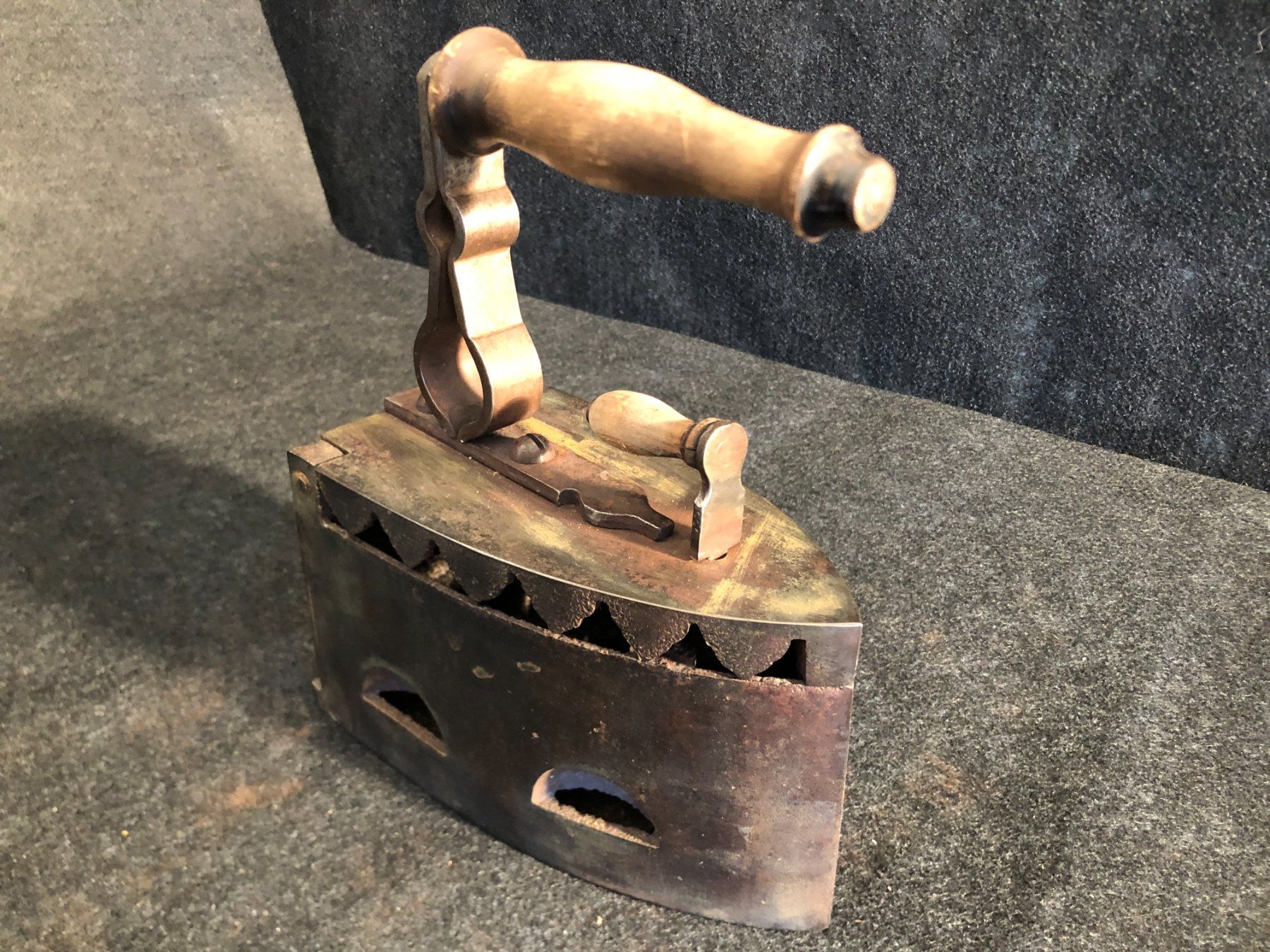Bügeleisen: Ancien fer à repasser à charbon. – Gebraucht aus Saignelégier von Dubois_Vintage 1