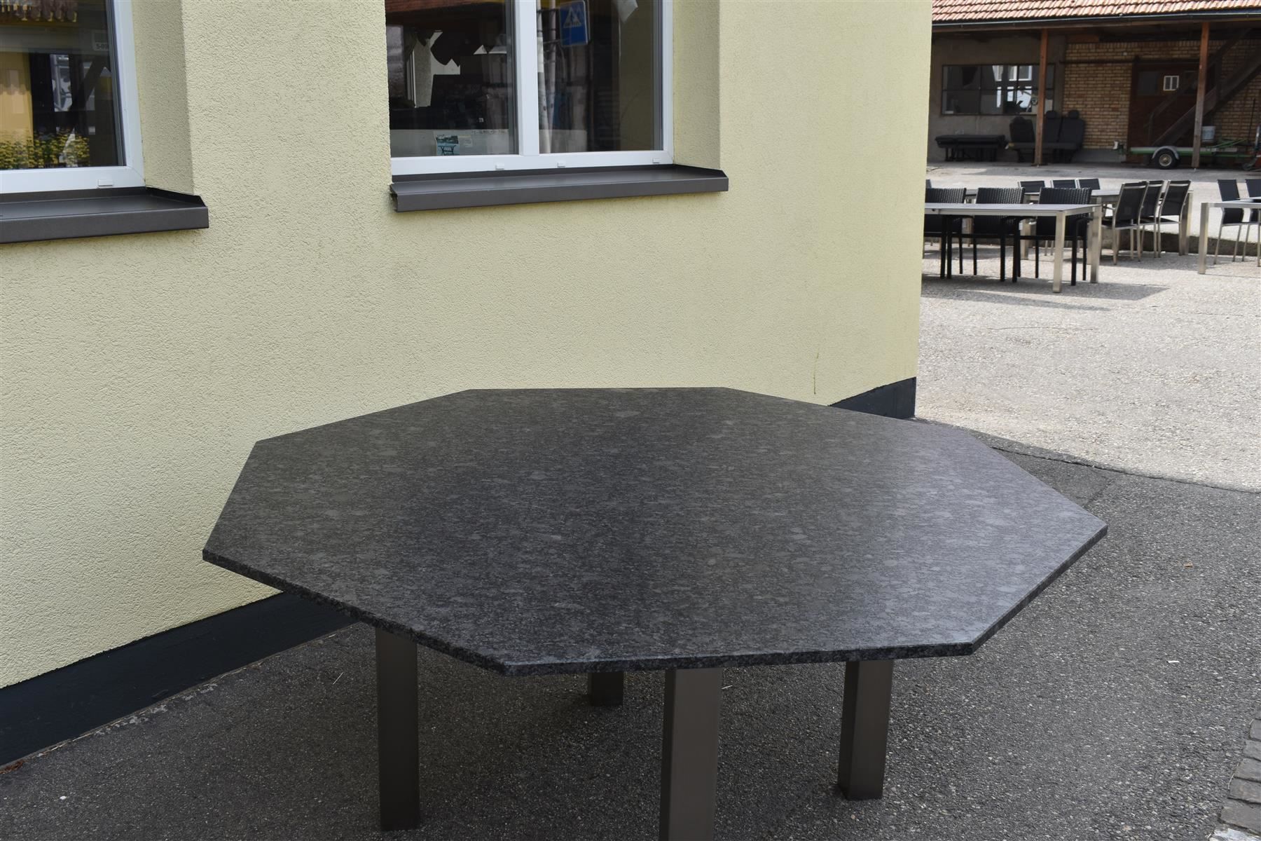 Tische: Granittisch achteckig 160 x 160 cm – Neu (gemäss Beschreibung) aus Niederbipp von famesdesign