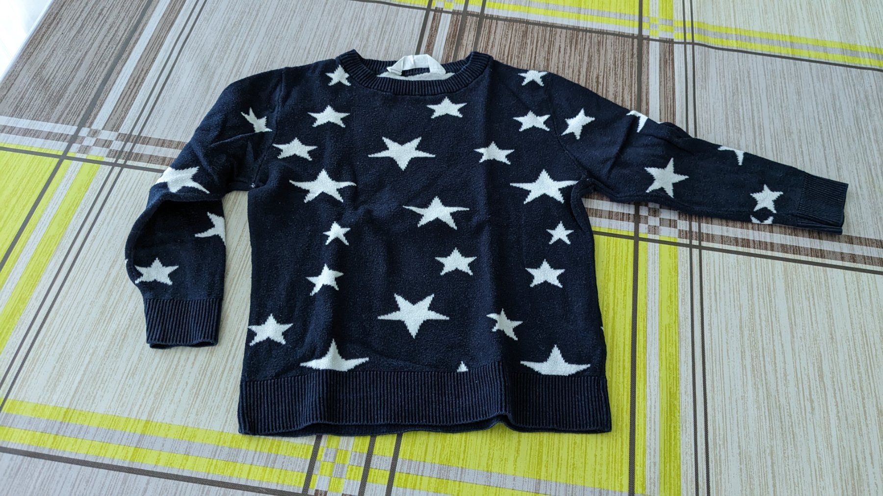 H&M Pulls et sweat-shirts: Warmer Pullover mit weissen Sternen - 98/104 – D'occasion à Staufen par Fleby84