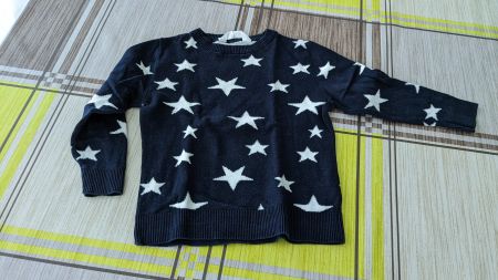 Warmer Pullover mit weissen Sternen - 98/104