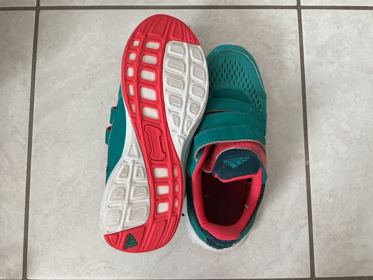 Adidas Schuhe für Jungen: Innenturnschuhe Grösse 34 – Gebraucht aus Grellingen von gartenzwerg03 2