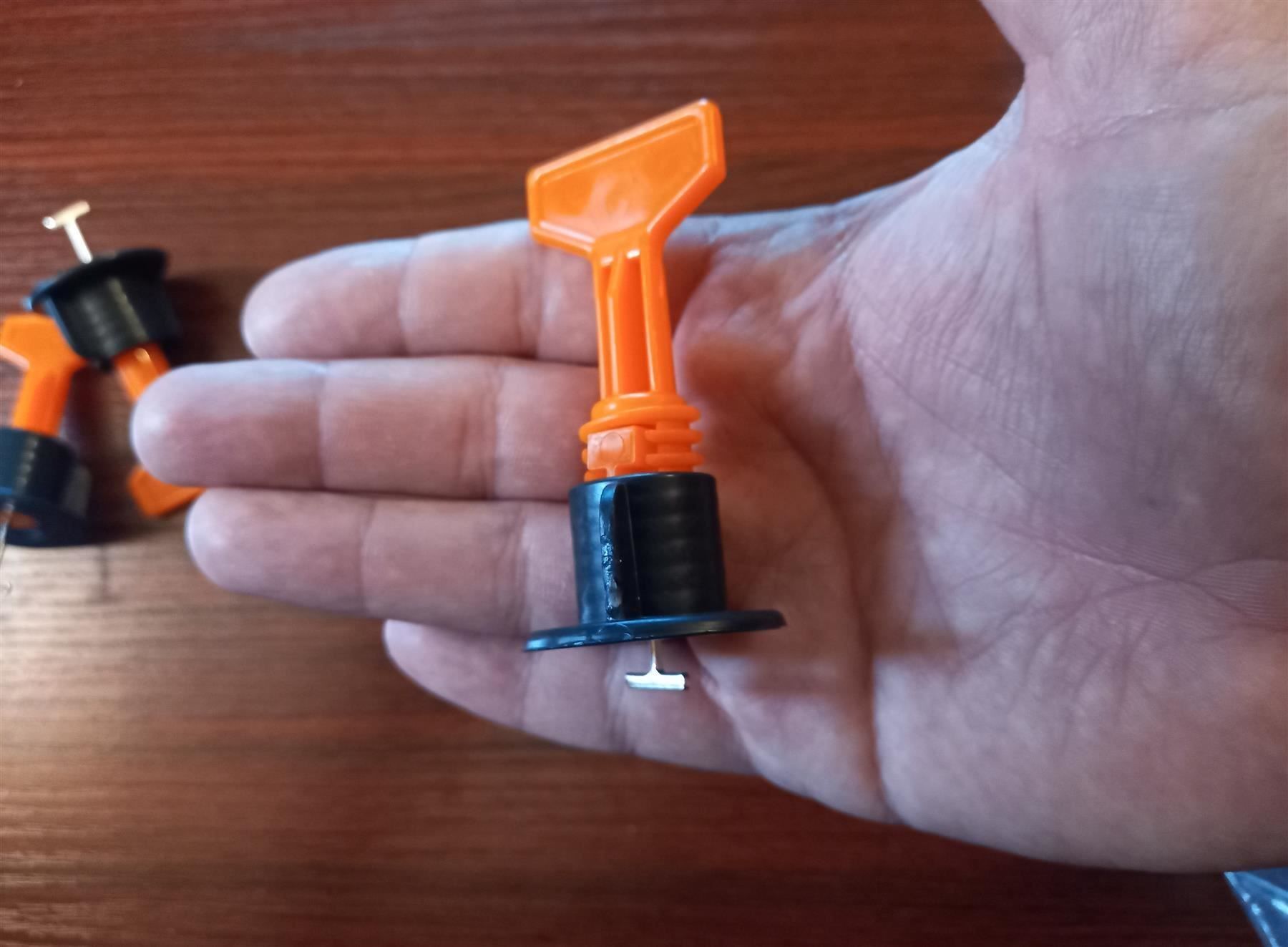Revêtements de sol: 100x Fliesennivelliere / nivellements de carrelage – Neuf avec emballage d'origine à Lausanne par batishop