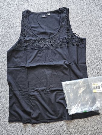 Schwarzes Top mit Häkeldetail Grösse 44/46 NEU
