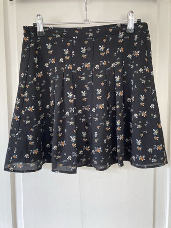 Schöner Minirock mit Blumenmuster, Grösse S/M