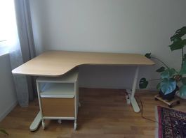 Schreibtisch, Schublade und Bodenschutzmatte