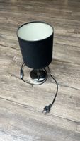 Elegante Nachttischlampe mit schwarzem Stoffschirm