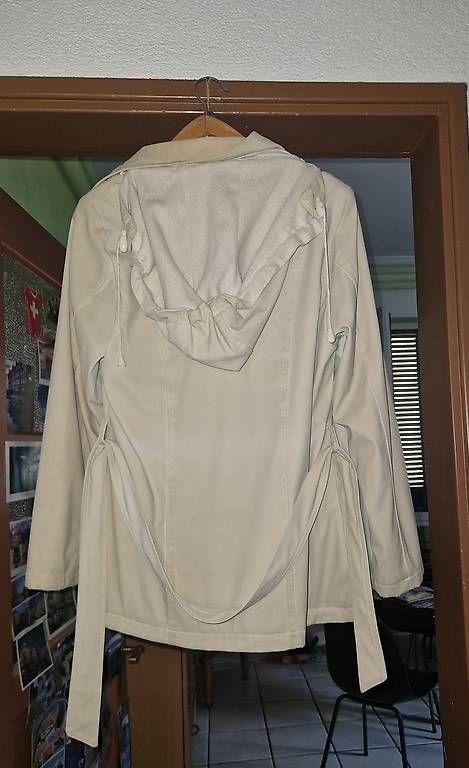 Giacche: Giacca beige con cappuccio e cintura – Usato da Bellinzona venduto da ali_j8kj 1