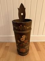 Alter handbemalter Holz-Schirmständer mit Blumenmotiv / Baue
