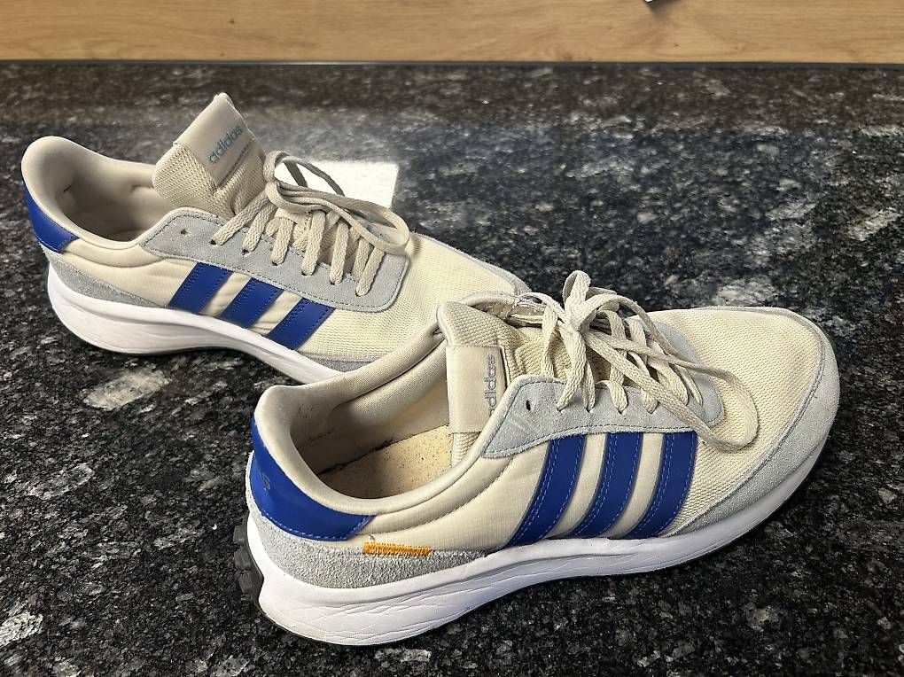Chaussures hommes: Adidas Grösse 44 – D'occasion à Oberuzwil par Becksbomb