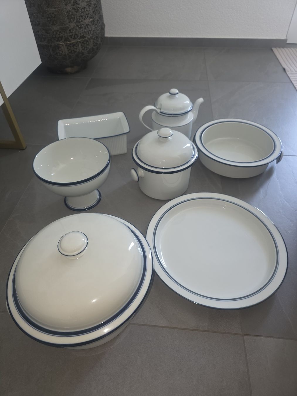 Set di piatti: Ensemble de vaisselle DANSK BISTRO blanc et bleu – Nuovo (secondo la descrizione) da Tecknau venduto da Anadias