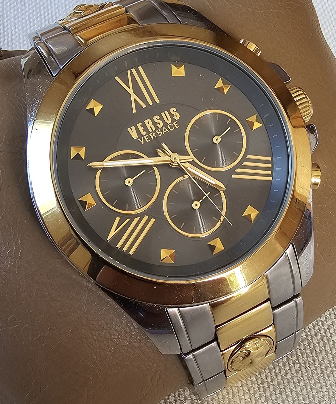 Versace Orologi: VERSUS VERSACE Chrono Elegante Herrenuhr 47mm – Usato da Speicher venduto da Lemore