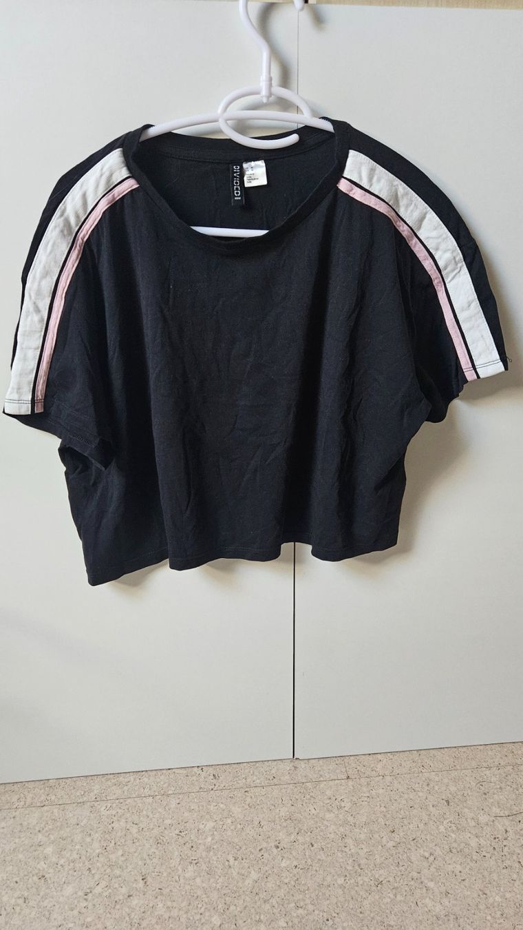 H&M T-Shirts: T-Shirt schwarz mit Streifen – Gebraucht aus Münchenbuchsee von Yothu
