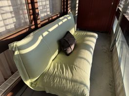 Helle, moderne Schlafcouch für gemütliche Stunden im Frühlin