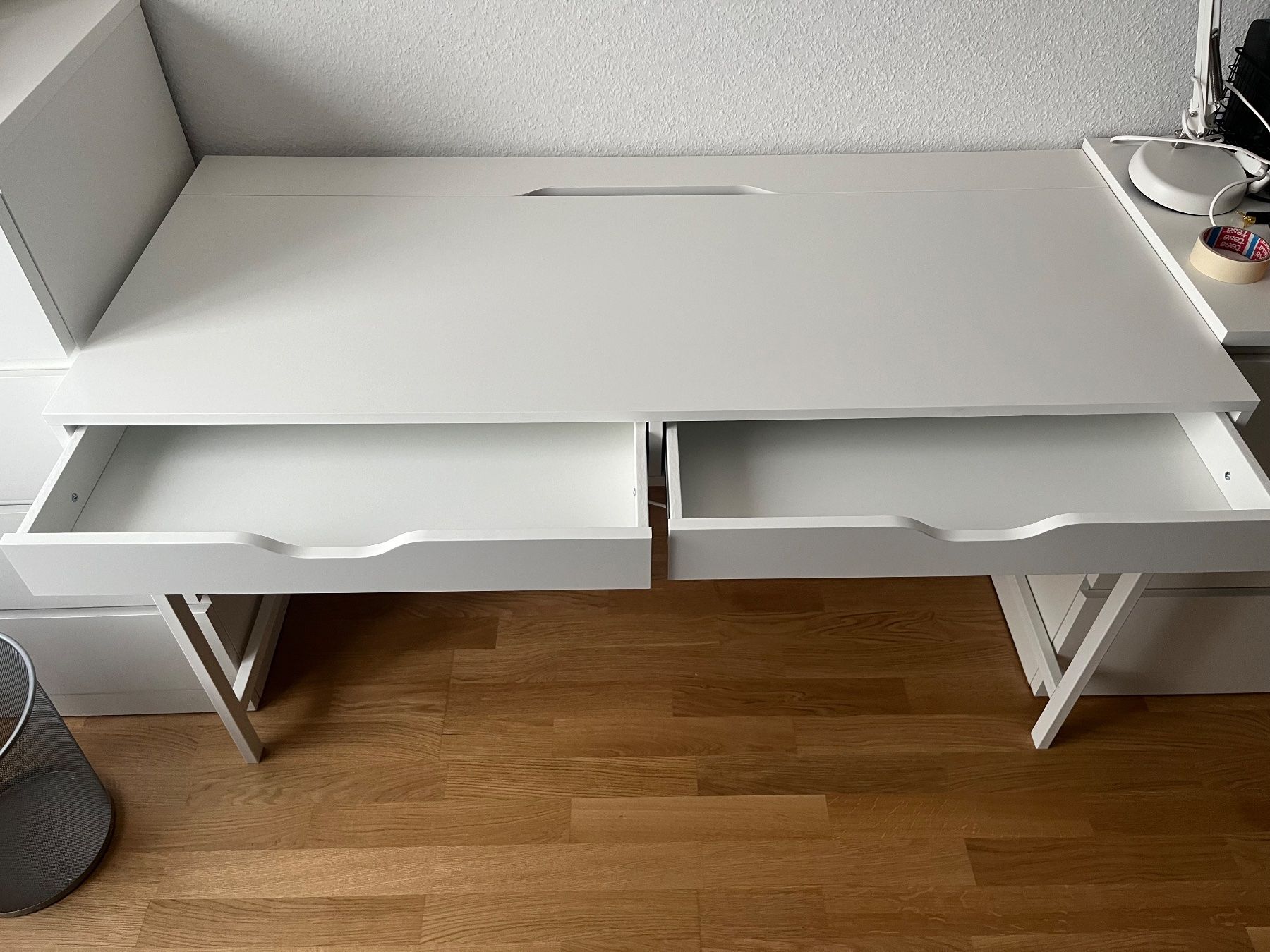 Ikea Tische: Schreibtisch mit Schubladen (Ikea ALEX) – Gebraucht aus Rain von  1