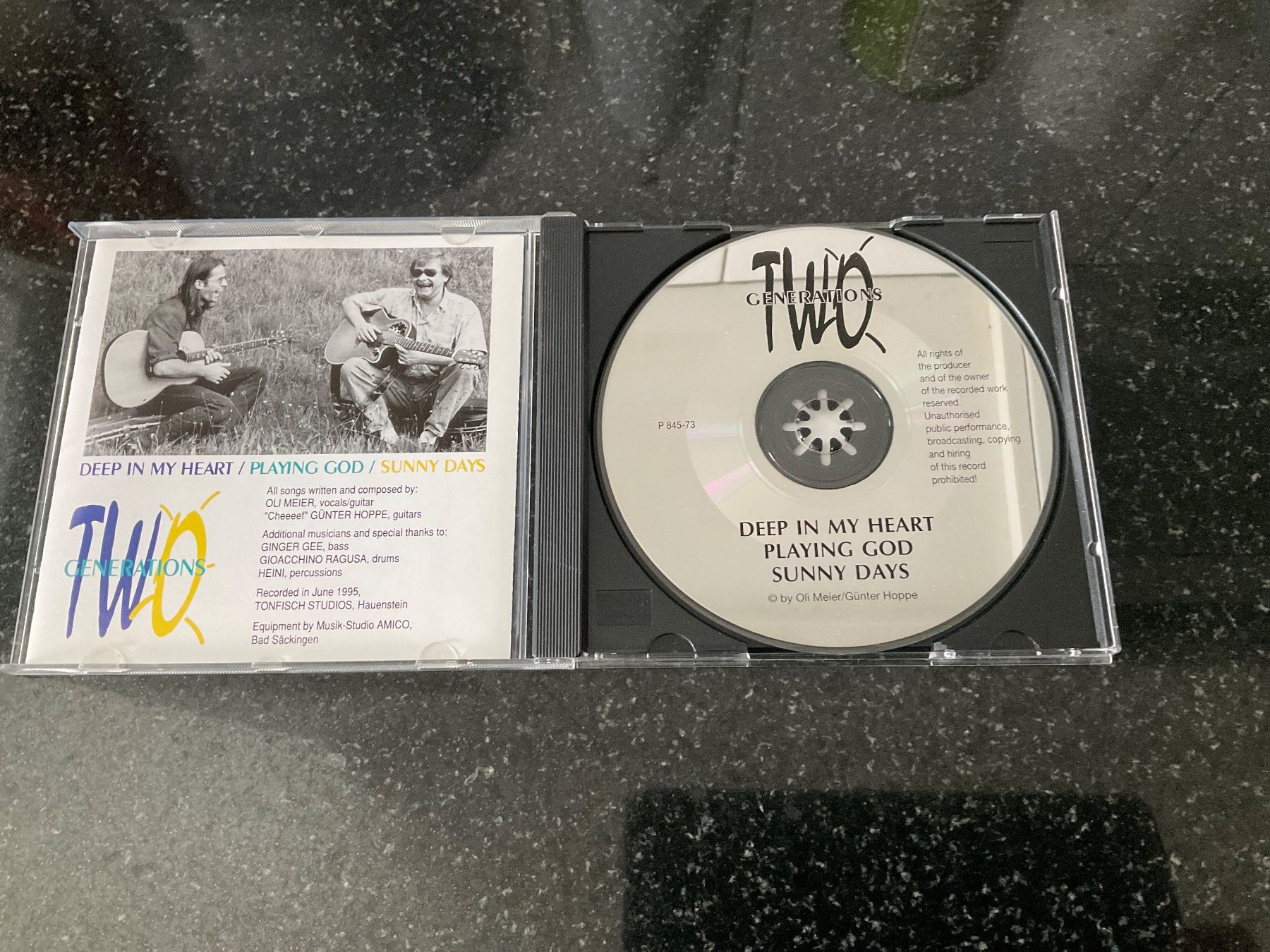 CD: CD: Two Generations, Sunny Days, Oli Meier – Nuovo (secondo la descrizione) da Wetzikon ZH venduto da CZ. 2