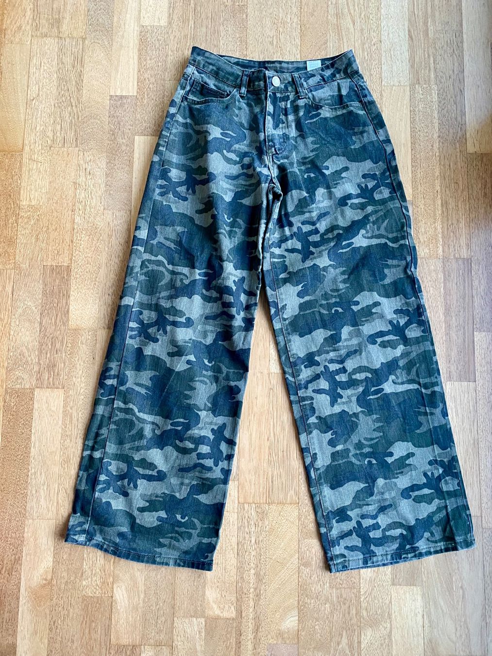 Hosen: Coole Camouflage Hose, weit geschnitten, Gr. S – Gebraucht aus Vaduz von Njord72