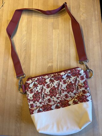 Handtasche Umhängetasche mit Blumenmuster, neuwertig