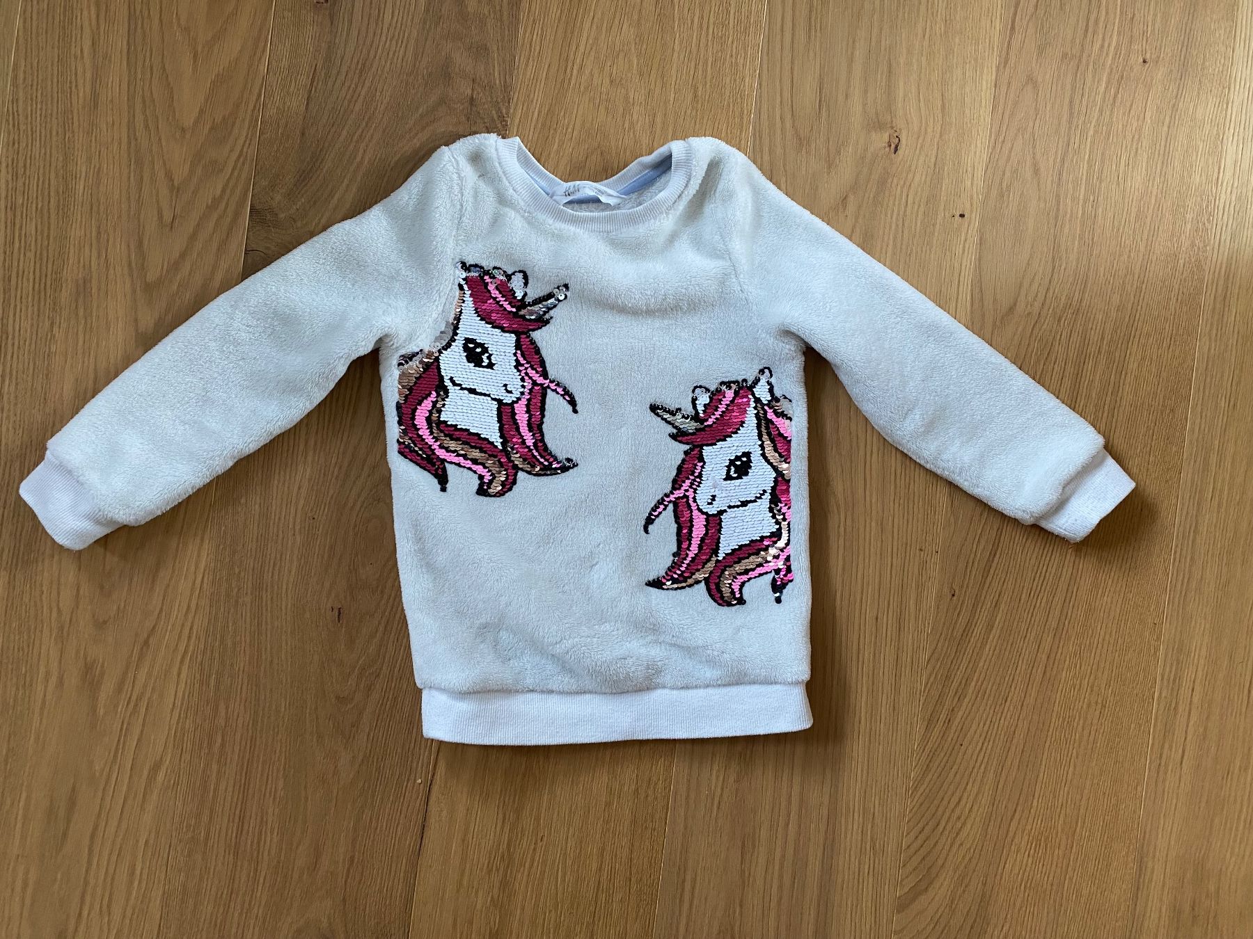 H&M Pulls et sweat-shirts: Süsser Einhornpullover mit Pailletten 110/116 – D'occasion à Einsiedeln par PaedeK84 1