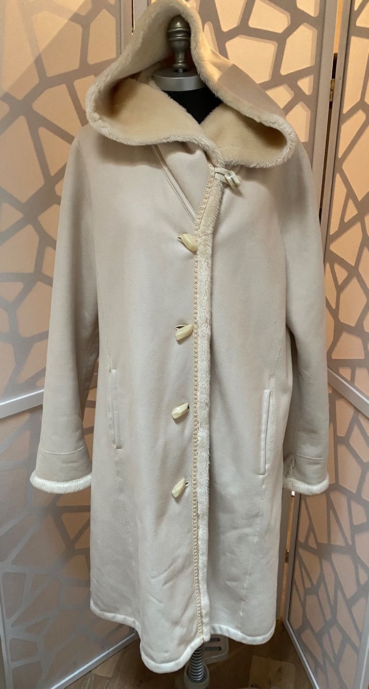 Mäntel: Great hooded off white coat. EUR40 – Neu (gemäss Beschreibung) aus Grund b. Gstaad von PlageNeige 2