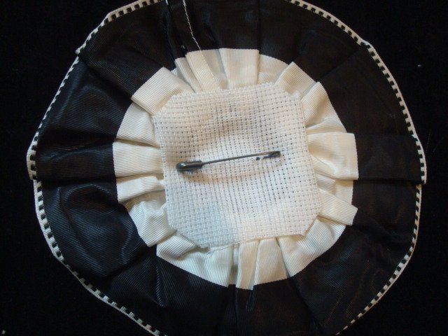 Placchette & Badge: Plakette Basel Zug Silber klein 2002 mit Rosette – Usato da Riehen venduto da Baerewaegli 1