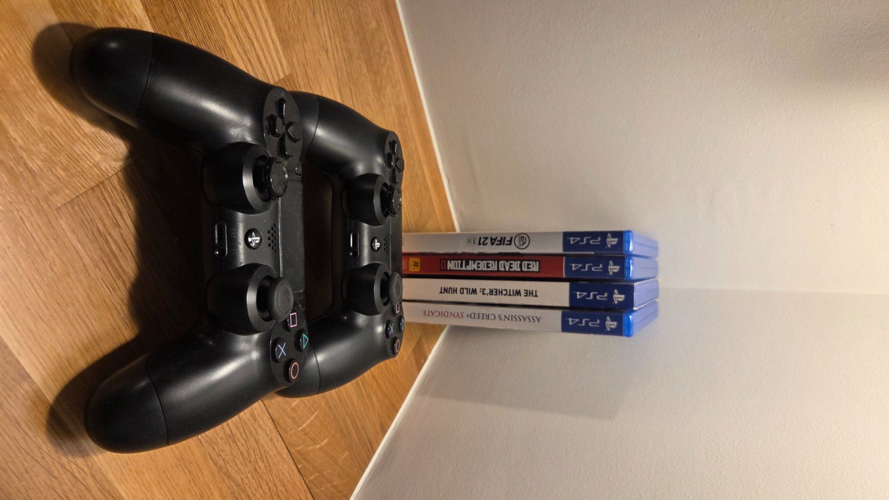 Sony Consoles: Playstation 4 Console with 4 Games and Controllers – D'occasion à Geneve par Granduca 2
