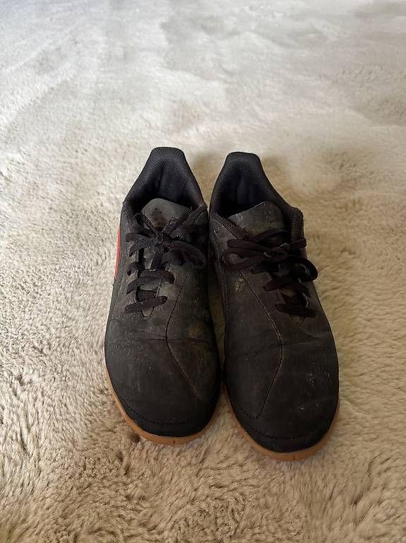 Adidas Scarpe per ragazzi: Schwarze Adidas Hallenschuhe – Usato da Lenk im Simmental venduto da niczbaeren