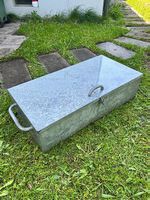 Kiste / Truhe aus Metall für Garten oder Werkzeug im Wald