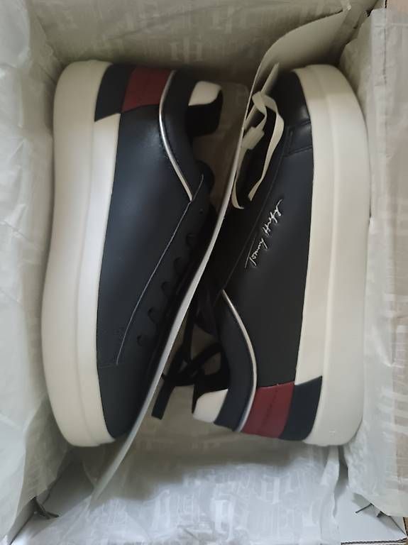 Chaussures femmes: Tommy Hilfiger Sneakers – D'occasion à Glattbrugg par cam_wsk9 4