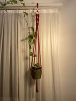 Handgemachte Makramee-Blumenampel, rot, neuwertig!