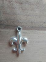 Charm Anhaenger neuwertig Fleur de lyss