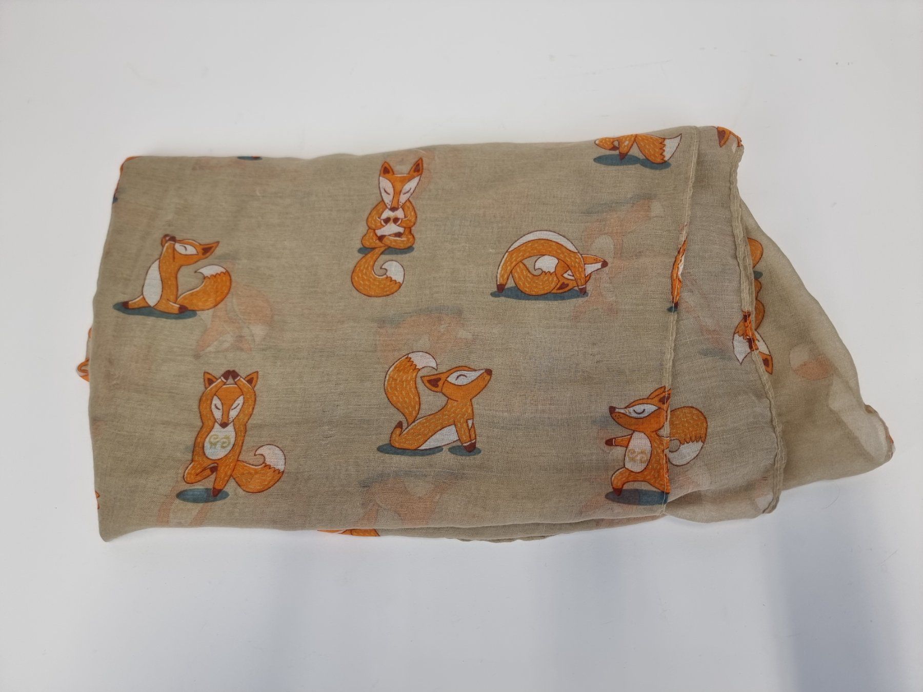 Foulards, Tücher & Schals: Schal mit Füchse – Gebraucht aus Urtenen-Schönbühl von Restwert_Schoenbuehl
