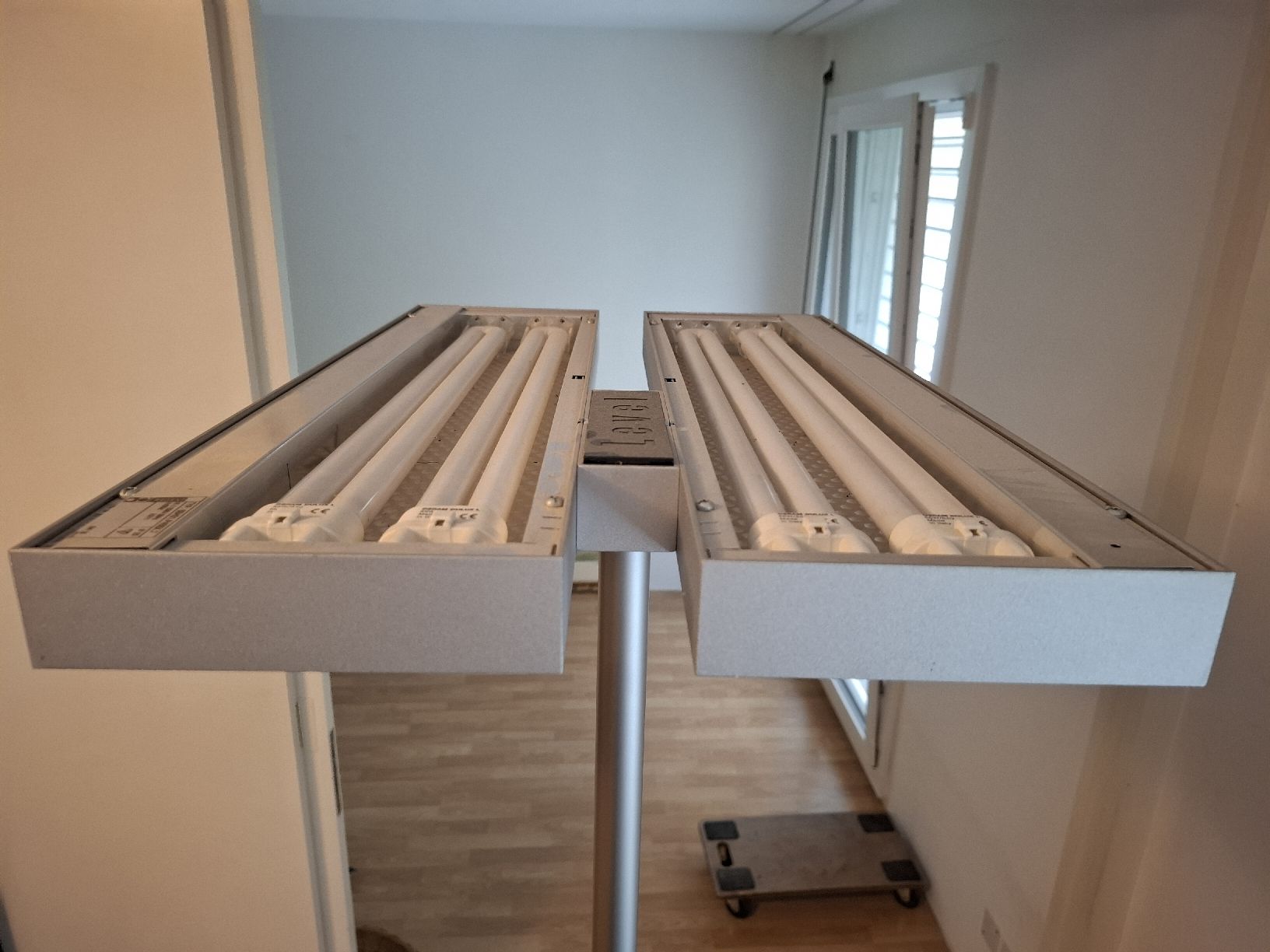 Regent Lampade: Stehleuchte Ständerlampe Regent silber 186cm – Usato da Horw venduto da Supervannie 2