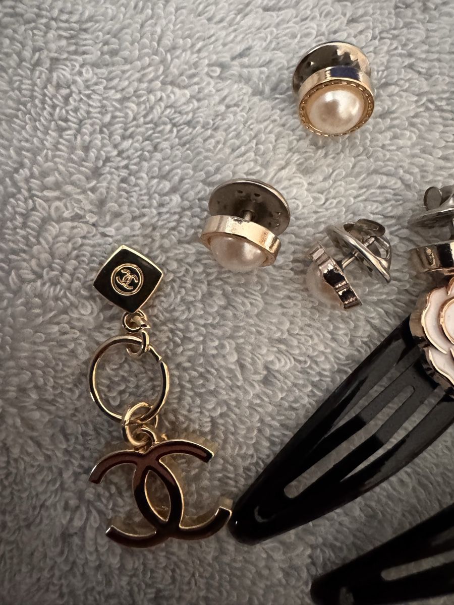 Chanel Altri gioielli: Chanel breloque, pins et barrette – Nuovo (secondo la descrizione) da Genève venduto da Allisgood 5